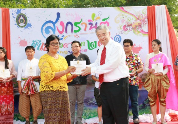 ภาพกิจกรรม คณะวิทยาศาสตร์และเทคโนโลยี เข้าร่วมทำบุญปีใหม่ไทย พิธีรดน้ำดำหัวขอพรผู้อาวุโสและผู้บริหารมหาวิทยาลัยราชภัฏกำแพงเพชร