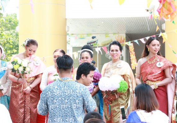 ภาพกิจกรรม คณะวิทยาศาสตร์และเทคโนโลยี เข้าร่วมทำบุญปีใหม่ไทย พิธีรดน้ำดำหัวขอพรผู้อาวุโสและผู้บริหารมหาวิทยาลัยราชภัฏกำแพงเพชร