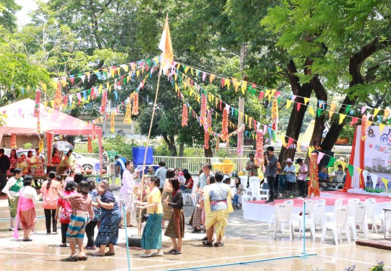 ภาพกิจกรรม คณะวิทยาศาสตร์และเทคโนโลยี เข้าร่วมทำบุญปีใหม่ไทย พิธีรดน้ำดำหัวขอพรผู้อาวุโสและผู้บริหารมหาวิทยาลัยราชภัฏกำแพงเพชร