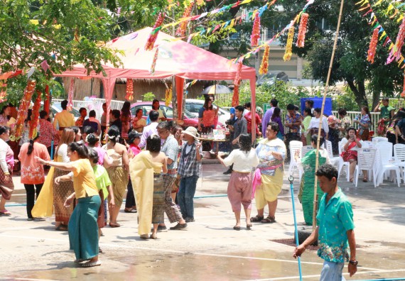 ภาพกิจกรรม คณะวิทยาศาสตร์และเทคโนโลยี เข้าร่วมทำบุญปีใหม่ไทย พิธีรดน้ำดำหัวขอพรผู้อาวุโสและผู้บริหารมหาวิทยาลัยราชภัฏกำแพงเพชร