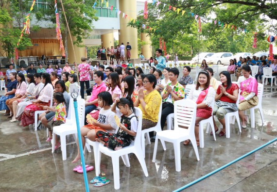 ภาพกิจกรรม คณะวิทยาศาสตร์และเทคโนโลยี เข้าร่วมทำบุญปีใหม่ไทย พิธีรดน้ำดำหัวขอพรผู้อาวุโสและผู้บริหารมหาวิทยาลัยราชภัฏกำแพงเพชร
