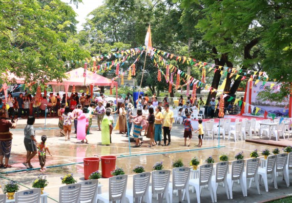 ภาพกิจกรรม คณะวิทยาศาสตร์และเทคโนโลยี เข้าร่วมทำบุญปีใหม่ไทย พิธีรดน้ำดำหัวขอพรผู้อาวุโสและผู้บริหารมหาวิทยาลัยราชภัฏกำแพงเพชร