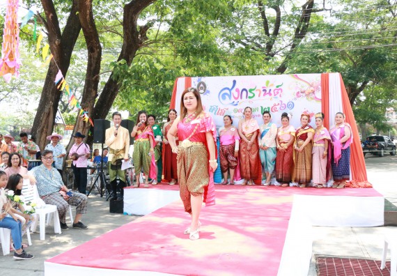 ภาพกิจกรรม คณะวิทยาศาสตร์และเทคโนโลยี เข้าร่วมทำบุญปีใหม่ไทย พิธีรดน้ำดำหัวขอพรผู้อาวุโสและผู้บริหารมหาวิทยาลัยราชภัฏกำแพงเพชร