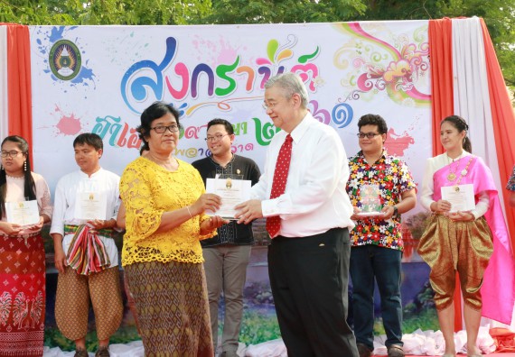 ภาพกิจกรรม คณะวิทยาศาสตร์และเทคโนโลยี เข้าร่วมทำบุญปีใหม่ไทย พิธีรดน้ำดำหัวขอพรผู้อาวุโสและผู้บริหารมหาวิทยาลัยราชภัฏกำแพงเพชร