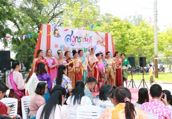 ภาพกิจกรรม คณะวิทยาศาสตร์และเทคโนโลยี เข้าร่วมทำบุญปีใหม่ไทย พิธีรดน้ำดำหัวขอพรผู้อาวุโสและผู้บริหารมหาวิทยาลัยราชภัฏกำแพงเพชร