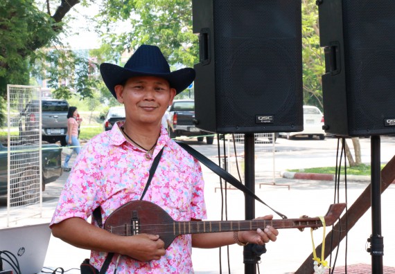ภาพกิจกรรม คณะวิทยาศาสตร์และเทคโนโลยี เข้าร่วมทำบุญปีใหม่ไทย พิธีรดน้ำดำหัวขอพรผู้อาวุโสและผู้บริหารมหาวิทยาลัยราชภัฏกำแพงเพชร