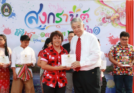 ภาพกิจกรรม คณะวิทยาศาสตร์และเทคโนโลยี เข้าร่วมทำบุญปีใหม่ไทย พิธีรดน้ำดำหัวขอพรผู้อาวุโสและผู้บริหารมหาวิทยาลัยราชภัฏกำแพงเพชร