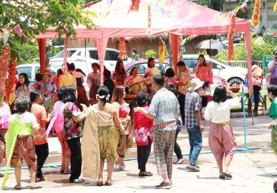 ภาพกิจกรรม คณะวิทยาศาสตร์และเทคโนโลยี เข้าร่วมทำบุญปีใหม่ไทย พิธีรดน้ำดำหัวขอพรผู้อาวุโสและผู้บริหารมหาวิทยาลัยราชภัฏกำแพงเพชร