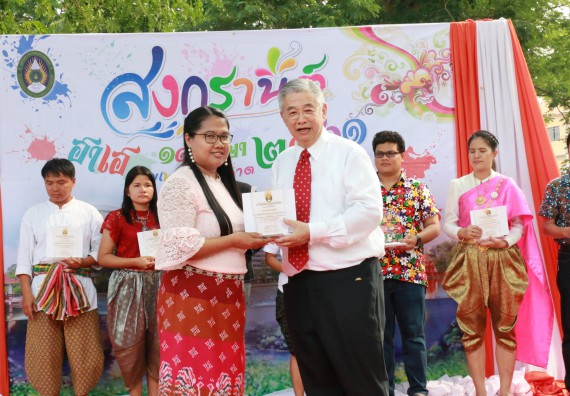 ภาพกิจกรรม คณะวิทยาศาสตร์และเทคโนโลยี เข้าร่วมทำบุญปีใหม่ไทย พิธีรดน้ำดำหัวขอพรผู้อาวุโสและผู้บริหารมหาวิทยาลัยราชภัฏกำแพงเพชร