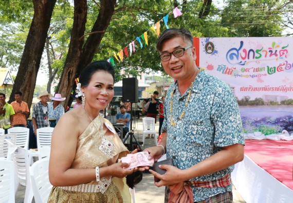 ภาพกิจกรรม คณะวิทยาศาสตร์และเทคโนโลยี เข้าร่วมทำบุญปีใหม่ไทย พิธีรดน้ำดำหัวขอพรผู้อาวุโสและผู้บริหารมหาวิทยาลัยราชภัฏกำแพงเพชร