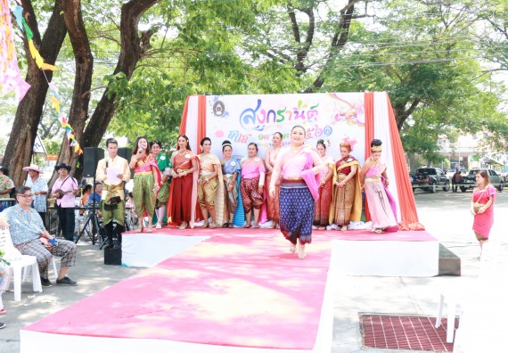 ภาพกิจกรรม คณะวิทยาศาสตร์และเทคโนโลยี เข้าร่วมทำบุญปีใหม่ไทย พิธีรดน้ำดำหัวขอพรผู้อาวุโสและผู้บริหารมหาวิทยาลัยราชภัฏกำแพงเพชร