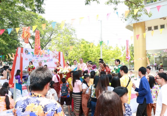 ภาพกิจกรรม คณะวิทยาศาสตร์และเทคโนโลยี เข้าร่วมทำบุญปีใหม่ไทย พิธีรดน้ำดำหัวขอพรผู้อาวุโสและผู้บริหารมหาวิทยาลัยราชภัฏกำแพงเพชร