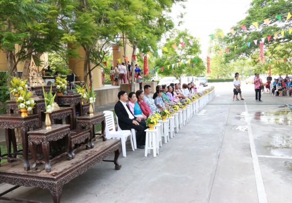 ภาพกิจกรรม คณะวิทยาศาสตร์และเทคโนโลยี เข้าร่วมทำบุญปีใหม่ไทย พิธีรดน้ำดำหัวขอพรผู้อาวุโสและผู้บริหารมหาวิทยาลัยราชภัฏกำแพงเพชร