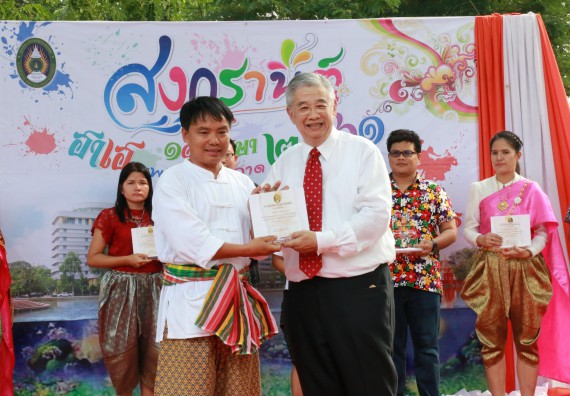 ภาพกิจกรรม คณะวิทยาศาสตร์และเทคโนโลยี เข้าร่วมทำบุญปีใหม่ไทย พิธีรดน้ำดำหัวขอพรผู้อาวุโสและผู้บริหารมหาวิทยาลัยราชภัฏกำแพงเพชร