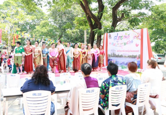 ภาพกิจกรรม คณะวิทยาศาสตร์และเทคโนโลยี เข้าร่วมทำบุญปีใหม่ไทย พิธีรดน้ำดำหัวขอพรผู้อาวุโสและผู้บริหารมหาวิทยาลัยราชภัฏกำแพงเพชร