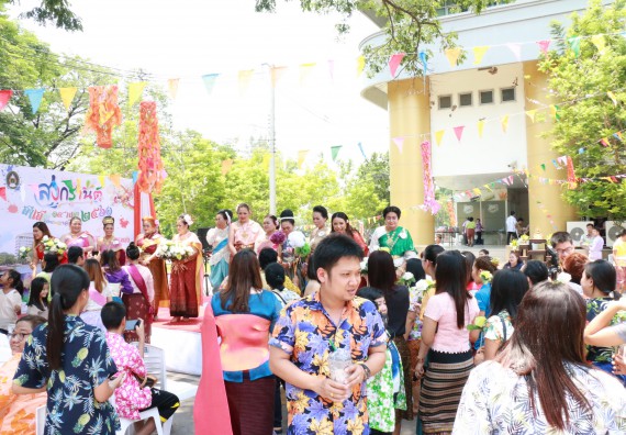 ภาพกิจกรรม คณะวิทยาศาสตร์และเทคโนโลยี เข้าร่วมทำบุญปีใหม่ไทย พิธีรดน้ำดำหัวขอพรผู้อาวุโสและผู้บริหารมหาวิทยาลัยราชภัฏกำแพงเพชร