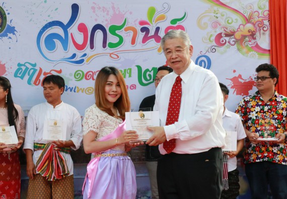 ภาพกิจกรรม คณะวิทยาศาสตร์และเทคโนโลยี เข้าร่วมทำบุญปีใหม่ไทย พิธีรดน้ำดำหัวขอพรผู้อาวุโสและผู้บริหารมหาวิทยาลัยราชภัฏกำแพงเพชร