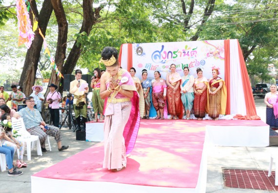 ภาพกิจกรรม คณะวิทยาศาสตร์และเทคโนโลยี เข้าร่วมทำบุญปีใหม่ไทย พิธีรดน้ำดำหัวขอพรผู้อาวุโสและผู้บริหารมหาวิทยาลัยราชภัฏกำแพงเพชร