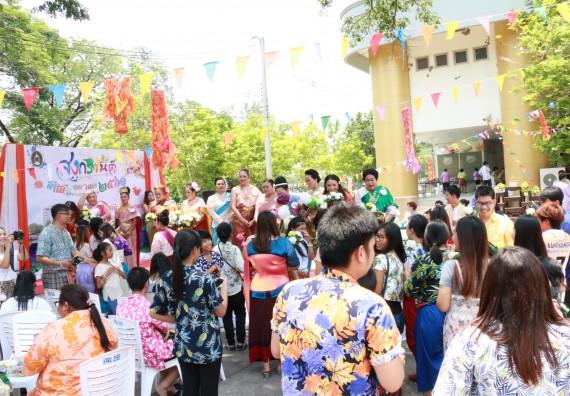 ภาพกิจกรรม คณะวิทยาศาสตร์และเทคโนโลยี เข้าร่วมทำบุญปีใหม่ไทย พิธีรดน้ำดำหัวขอพรผู้อาวุโสและผู้บริหารมหาวิทยาลัยราชภัฏกำแพงเพชร