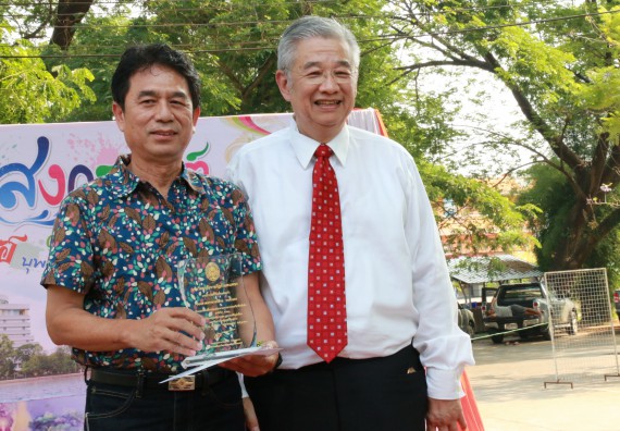 ภาพกิจกรรม คณะวิทยาศาสตร์และเทคโนโลยี เข้าร่วมทำบุญปีใหม่ไทย พิธีรดน้ำดำหัวขอพรผู้อาวุโสและผู้บริหารมหาวิทยาลัยราชภัฏกำแพงเพชร