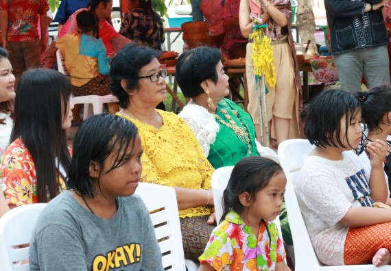 ภาพกิจกรรม คณะวิทยาศาสตร์และเทคโนโลยี เข้าร่วมทำบุญปีใหม่ไทย พิธีรดน้ำดำหัวขอพรผู้อาวุโสและผู้บริหารมหาวิทยาลัยราชภัฏกำแพงเพชร