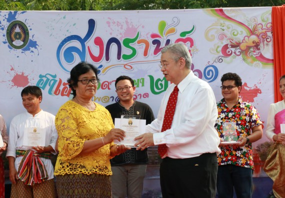 ภาพกิจกรรม คณะวิทยาศาสตร์และเทคโนโลยี เข้าร่วมทำบุญปีใหม่ไทย พิธีรดน้ำดำหัวขอพรผู้อาวุโสและผู้บริหารมหาวิทยาลัยราชภัฏกำแพงเพชร