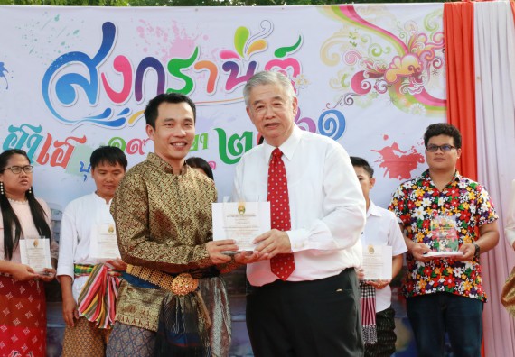 ภาพกิจกรรม คณะวิทยาศาสตร์และเทคโนโลยี เข้าร่วมทำบุญปีใหม่ไทย พิธีรดน้ำดำหัวขอพรผู้อาวุโสและผู้บริหารมหาวิทยาลัยราชภัฏกำแพงเพชร