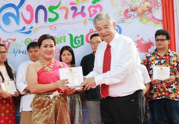 ภาพกิจกรรม คณะวิทยาศาสตร์และเทคโนโลยี เข้าร่วมทำบุญปีใหม่ไทย พิธีรดน้ำดำหัวขอพรผู้อาวุโสและผู้บริหารมหาวิทยาลัยราชภัฏกำแพงเพชร