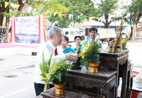 ภาพกิจกรรม คณะวิทยาศาสตร์และเทคโนโลยี เข้าร่วมทำบุญปีใหม่ไทย พิธีรดน้ำดำหัวขอพรผู้อาวุโสและผู้บริหารมหาวิทยาลัยราชภัฏกำแพงเพชร