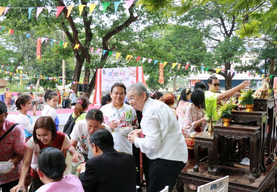 ภาพกิจกรรม คณะวิทยาศาสตร์และเทคโนโลยี เข้าร่วมทำบุญปีใหม่ไทย พิธีรดน้ำดำหัวขอพรผู้อาวุโสและผู้บริหารมหาวิทยาลัยราชภัฏกำแพงเพชร