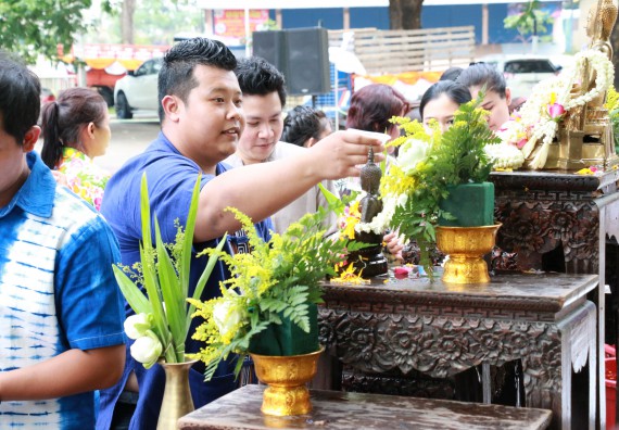 ภาพกิจกรรม คณะวิทยาศาสตร์และเทคโนโลยี เข้าร่วมทำบุญปีใหม่ไทย พิธีรดน้ำดำหัวขอพรผู้อาวุโสและผู้บริหารมหาวิทยาลัยราชภัฏกำแพงเพชร