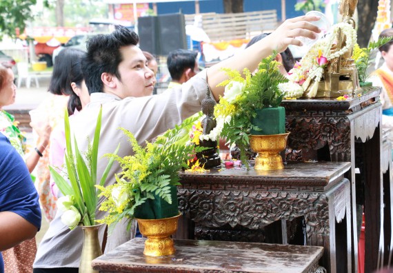 ภาพกิจกรรม คณะวิทยาศาสตร์และเทคโนโลยี เข้าร่วมทำบุญปีใหม่ไทย พิธีรดน้ำดำหัวขอพรผู้อาวุโสและผู้บริหารมหาวิทยาลัยราชภัฏกำแพงเพชร