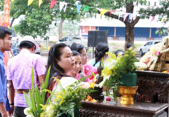 ภาพกิจกรรม คณะวิทยาศาสตร์และเทคโนโลยี เข้าร่วมทำบุญปีใหม่ไทย พิธีรดน้ำดำหัวขอพรผู้อาวุโสและผู้บริหารมหาวิทยาลัยราชภัฏกำแพงเพชร