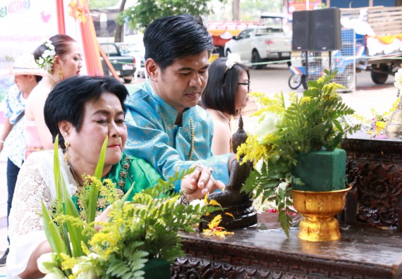 ภาพกิจกรรม คณะวิทยาศาสตร์และเทคโนโลยี เข้าร่วมทำบุญปีใหม่ไทย พิธีรดน้ำดำหัวขอพรผู้อาวุโสและผู้บริหารมหาวิทยาลัยราชภัฏกำแพงเพชร