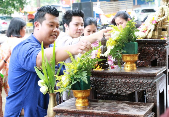ภาพกิจกรรม คณะวิทยาศาสตร์และเทคโนโลยี เข้าร่วมทำบุญปีใหม่ไทย พิธีรดน้ำดำหัวขอพรผู้อาวุโสและผู้บริหารมหาวิทยาลัยราชภัฏกำแพงเพชร