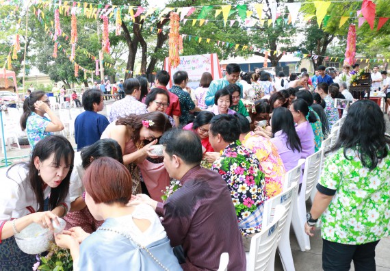 ภาพกิจกรรม คณะวิทยาศาสตร์และเทคโนโลยี เข้าร่วมทำบุญปีใหม่ไทย พิธีรดน้ำดำหัวขอพรผู้อาวุโสและผู้บริหารมหาวิทยาลัยราชภัฏกำแพงเพชร