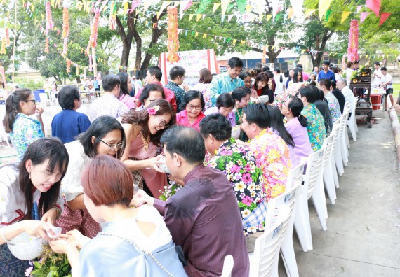 ภาพกิจกรรม คณะวิทยาศาสตร์และเทคโนโลยี เข้าร่วมทำบุญปีใหม่ไทย พิธีรดน้ำดำหัวขอพรผู้อาวุโสและผู้บริหารมหาวิทยาลัยราชภัฏกำแพงเพชร
