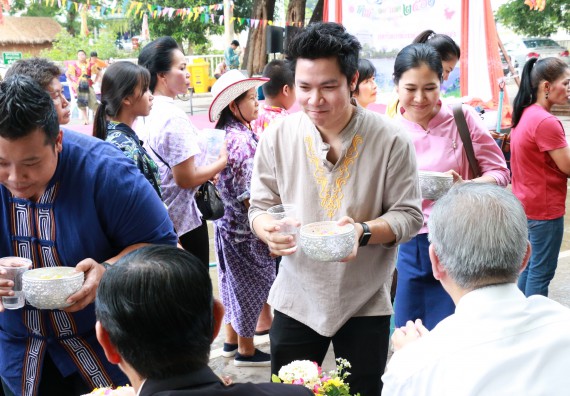 ภาพกิจกรรม คณะวิทยาศาสตร์และเทคโนโลยี เข้าร่วมทำบุญปีใหม่ไทย พิธีรดน้ำดำหัวขอพรผู้อาวุโสและผู้บริหารมหาวิทยาลัยราชภัฏกำแพงเพชร