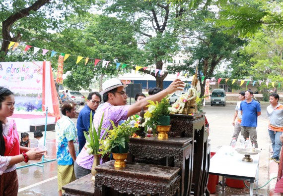 ภาพกิจกรรม คณะวิทยาศาสตร์และเทคโนโลยี เข้าร่วมทำบุญปีใหม่ไทย พิธีรดน้ำดำหัวขอพรผู้อาวุโสและผู้บริหารมหาวิทยาลัยราชภัฏกำแพงเพชร