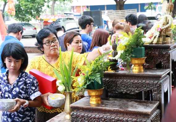 ภาพกิจกรรม คณะวิทยาศาสตร์และเทคโนโลยี เข้าร่วมทำบุญปีใหม่ไทย พิธีรดน้ำดำหัวขอพรผู้อาวุโสและผู้บริหารมหาวิทยาลัยราชภัฏกำแพงเพชร