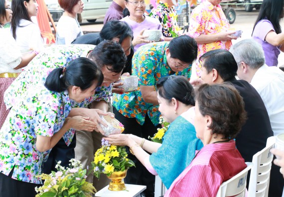 ภาพกิจกรรม คณะวิทยาศาสตร์และเทคโนโลยี เข้าร่วมทำบุญปีใหม่ไทย พิธีรดน้ำดำหัวขอพรผู้อาวุโสและผู้บริหารมหาวิทยาลัยราชภัฏกำแพงเพชร