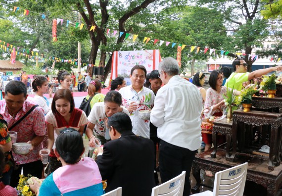 ภาพกิจกรรม คณะวิทยาศาสตร์และเทคโนโลยี เข้าร่วมทำบุญปีใหม่ไทย พิธีรดน้ำดำหัวขอพรผู้อาวุโสและผู้บริหารมหาวิทยาลัยราชภัฏกำแพงเพชร