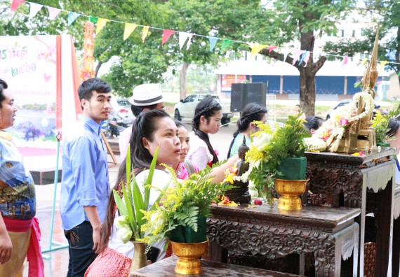 ภาพกิจกรรม คณะวิทยาศาสตร์และเทคโนโลยี เข้าร่วมทำบุญปีใหม่ไทย พิธีรดน้ำดำหัวขอพรผู้อาวุโสและผู้บริหารมหาวิทยาลัยราชภัฏกำแพงเพชร