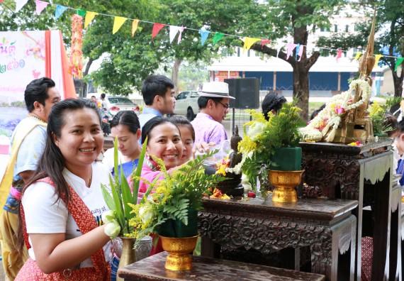 ภาพกิจกรรม คณะวิทยาศาสตร์และเทคโนโลยี เข้าร่วมทำบุญปีใหม่ไทย พิธีรดน้ำดำหัวขอพรผู้อาวุโสและผู้บริหารมหาวิทยาลัยราชภัฏกำแพงเพชร