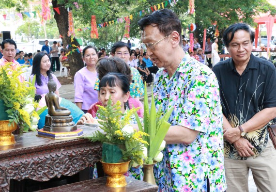 ภาพกิจกรรม คณะวิทยาศาสตร์และเทคโนโลยี เข้าร่วมทำบุญปีใหม่ไทย พิธีรดน้ำดำหัวขอพรผู้อาวุโสและผู้บริหารมหาวิทยาลัยราชภัฏกำแพงเพชร