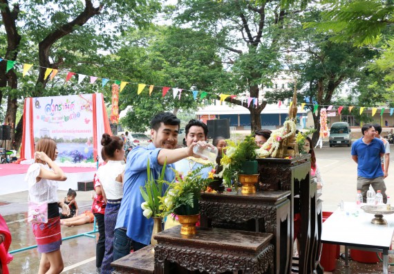 ภาพกิจกรรม คณะวิทยาศาสตร์และเทคโนโลยี เข้าร่วมทำบุญปีใหม่ไทย พิธีรดน้ำดำหัวขอพรผู้อาวุโสและผู้บริหารมหาวิทยาลัยราชภัฏกำแพงเพชร