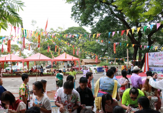 ภาพกิจกรรม คณะวิทยาศาสตร์และเทคโนโลยี เข้าร่วมทำบุญปีใหม่ไทย พิธีรดน้ำดำหัวขอพรผู้อาวุโสและผู้บริหารมหาวิทยาลัยราชภัฏกำแพงเพชร