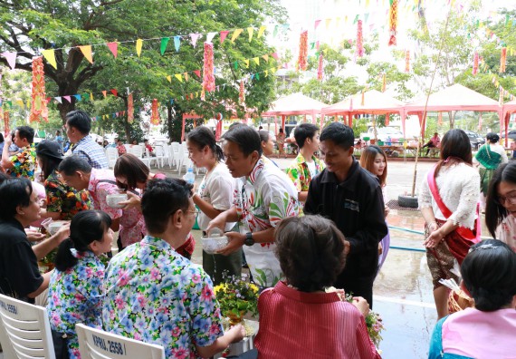 ภาพกิจกรรม คณะวิทยาศาสตร์และเทคโนโลยี เข้าร่วมทำบุญปีใหม่ไทย พิธีรดน้ำดำหัวขอพรผู้อาวุโสและผู้บริหารมหาวิทยาลัยราชภัฏกำแพงเพชร