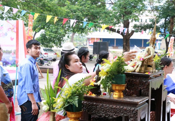 ภาพกิจกรรม คณะวิทยาศาสตร์และเทคโนโลยี เข้าร่วมทำบุญปีใหม่ไทย พิธีรดน้ำดำหัวขอพรผู้อาวุโสและผู้บริหารมหาวิทยาลัยราชภัฏกำแพงเพชร