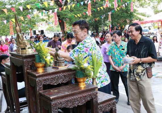 ภาพกิจกรรม คณะวิทยาศาสตร์และเทคโนโลยี เข้าร่วมทำบุญปีใหม่ไทย พิธีรดน้ำดำหัวขอพรผู้อาวุโสและผู้บริหารมหาวิทยาลัยราชภัฏกำแพงเพชร